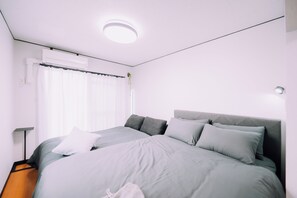 Desk, bed sheets - Private Garden Retreat Chill Fukuoka (Fukuoka)