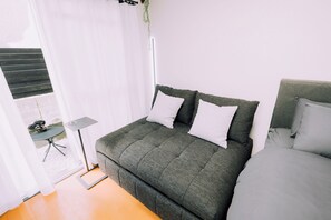 32-inch Smart TV with cable channels - Private Garden Retreat Chill Fukuoka (Fukuoka)