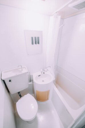 Combined shower/tub, hair dryer, towels, soap - Private Garden Retreat Chill Fukuoka (Fukuoka)