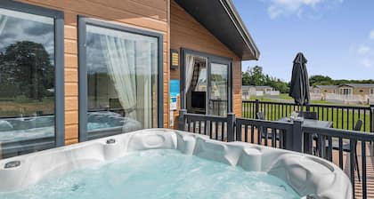 Deluxe 2, Slps 4, parking, ensuite, decking