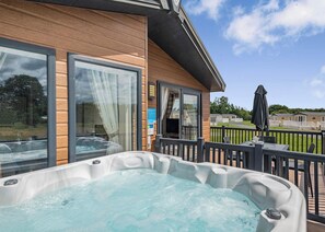 Unclassified image, 5 of 14, button - Deluxe 2, Slps 4, parking, ensuite, decking (Burgh Castle, Great Yarmouth)
