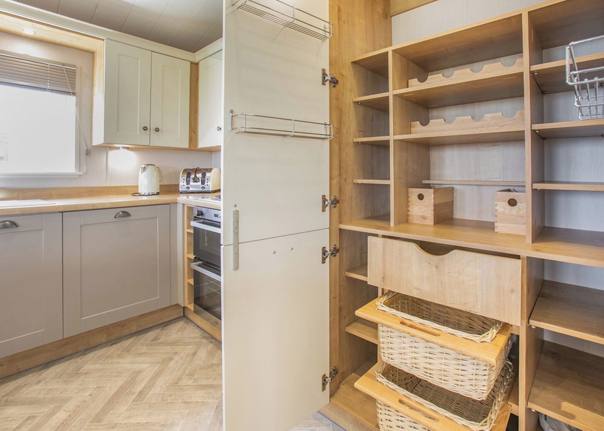 Frigorífico, horno, placa de cocina y tostadora