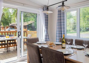 Dining - Deluxe 4, Slps 8, parking, ensuite, decking, HT (Burgh Castle, Great Yarmouth)