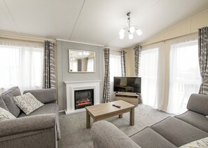 TV - Deluxe 4, Slps 8, parking, ensuite, decking, HT (Burgh Castle, Great Yarmouth)