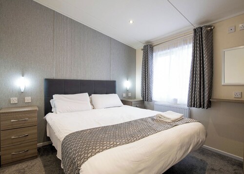 Deluxe 4, Slps 8, parking, ensuite, decking, HT