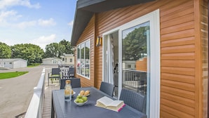 Outdoor dining - Prestige Lodge with parking, ensuite & decking (Burgh Castle, Great Yarmouth)