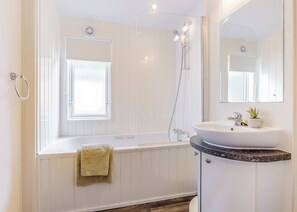 Bathroom - Prestige Lodge with parking, ensuite & decking (Burgh Castle, Great Yarmouth)