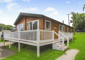 Exterior - Prestige Lodge with parking, ensuite & decking (Burgh Castle, Great Yarmouth)