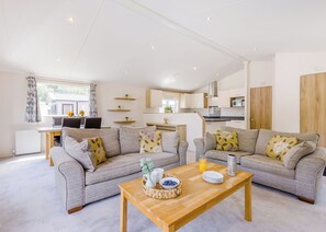 TV - Prestige Lodge with parking, ensuite & decking (Burgh Castle, Great Yarmouth)
