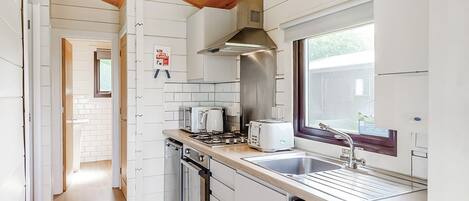Frigorífico, horno, placa de cocina y tostadora