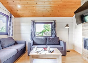 Living area - Superior Lodge with parking & decking (Burgh Castle, Great Yarmouth)
