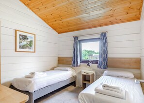 2 bedrooms - Superior Lodge with parking & decking (Burgh Castle, Great Yarmouth)