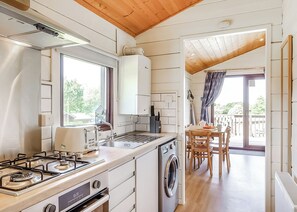 Private kitchen - Superior Lodge with parking & decking (Burgh Castle, Great Yarmouth)