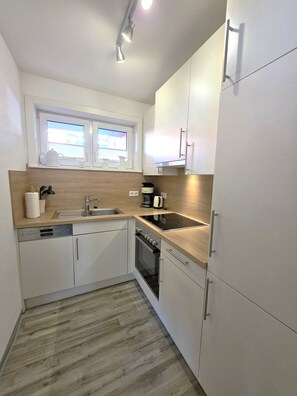 Fridge, oven, stovetop, dishwasher - Huus in Lee - Holiday apartment close to the beach Huus in Lee in Wyk on Föhr (Wyk auf Föhr)