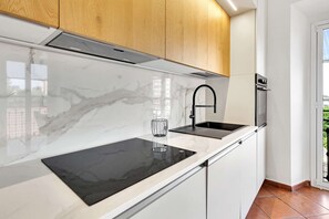 Fridge, oven, dishwasher, cookware/dishes/utensils - Navigli Sforza Lakeside L&B (Milano)