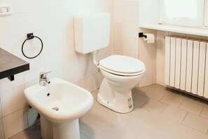 A bathroom with a toilet, bidet, and a sink. - Bigattera Ciliegio - Lakeside L&B (Varese)