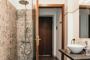 A bathroom with a shower, a sink, and a mirror. - Bigattera Ciliegio - Lakeside L&B (Varese)