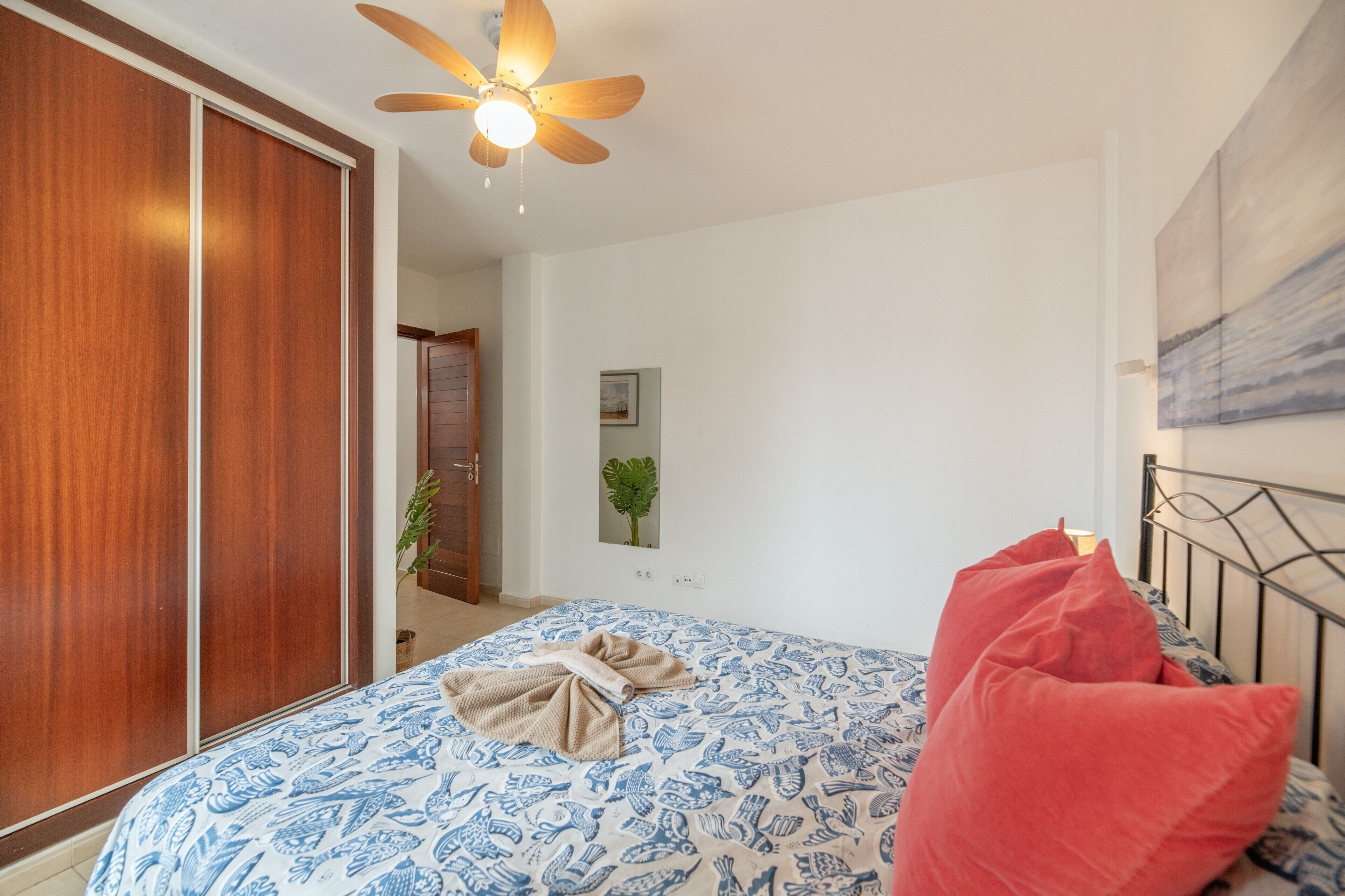 2 dormitorios, tabla de planchar con plancha, wifi y ropa de cama