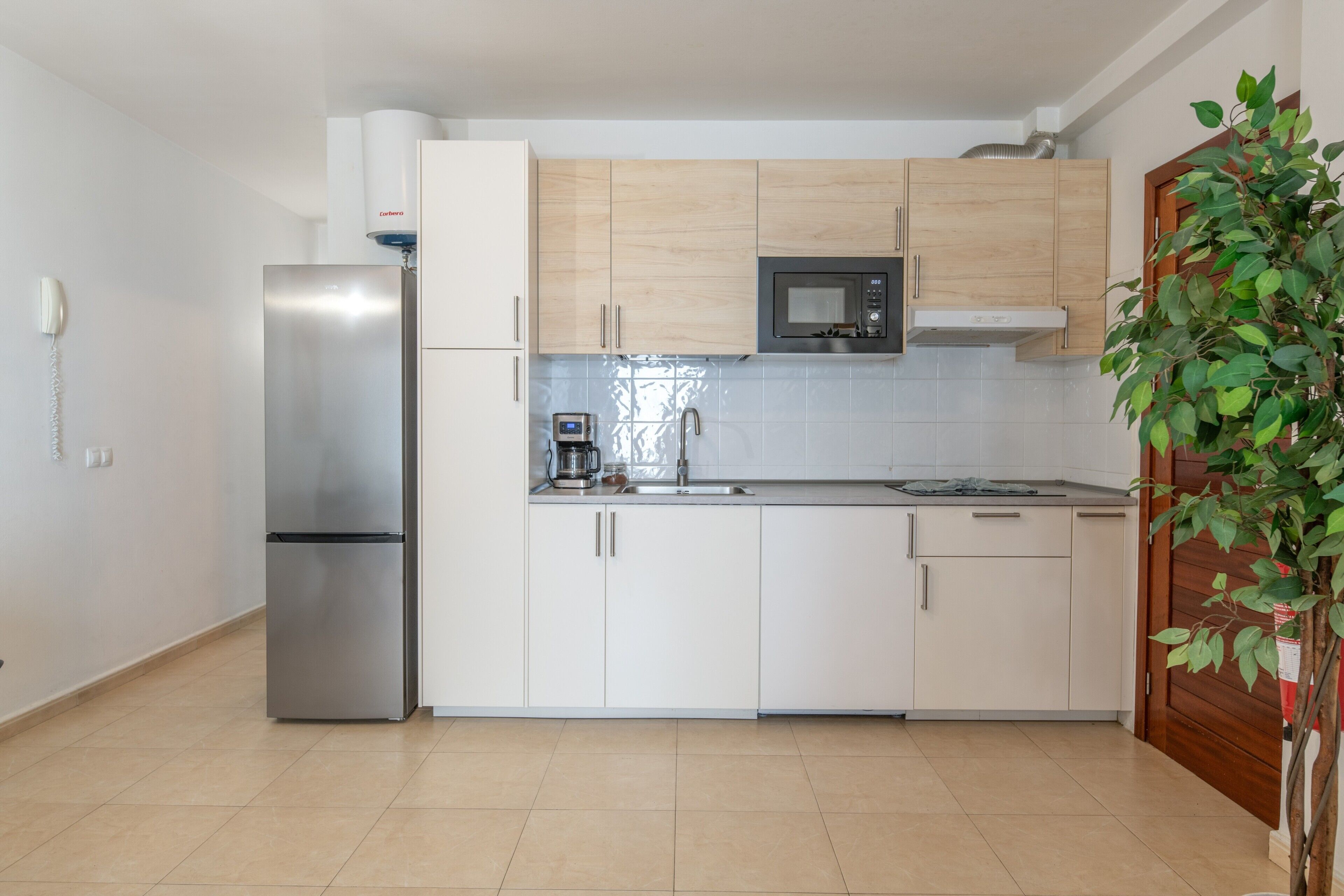 Frigorífico, microondas, placa de cocina y cafetera o tetera
