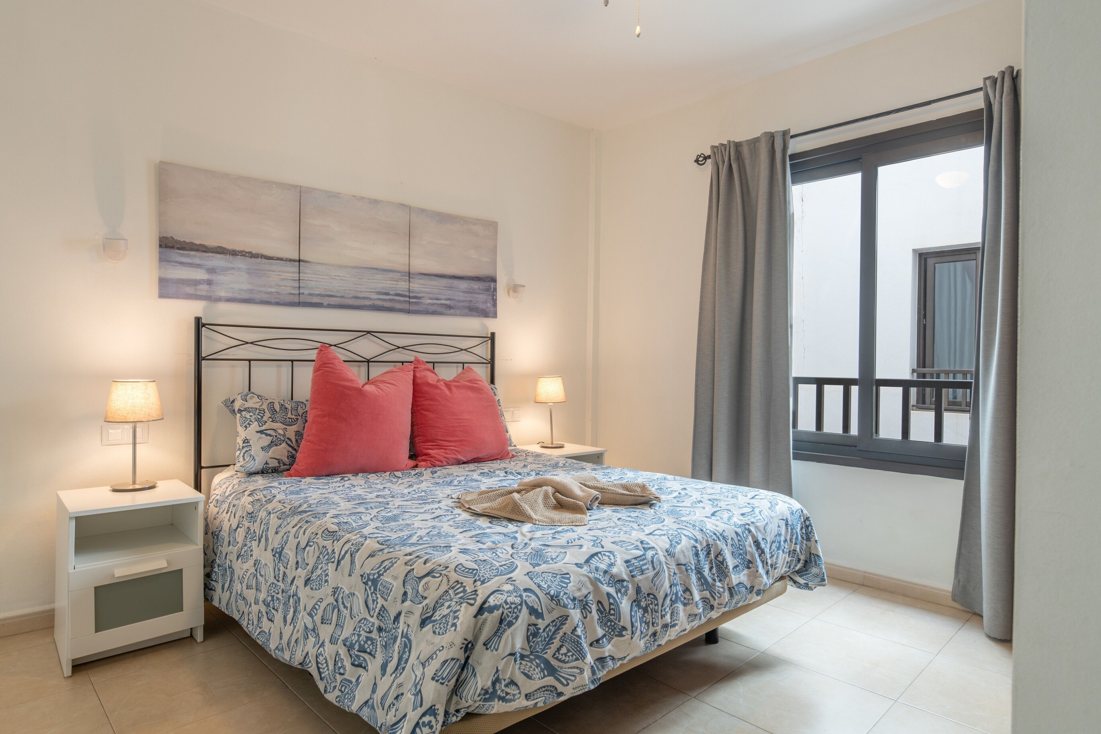 2 habitaciones, tabla de planchar con plancha, wifi y ropa de cama 