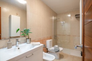 Shower, hair dryer, towels - Incredible Apartment in the Heart of Arrecife with Private Parking (Arrecife)