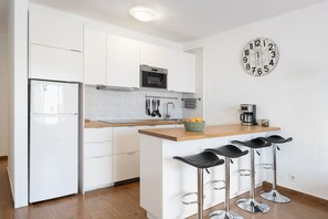 Refrigerador, microondas, placa de cocina, cafetera/tetera