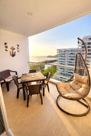 Outdoor dining - Vrbo Property (Urb Plenomar)