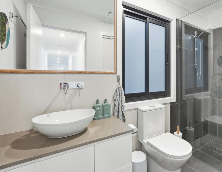 The Crows Nest Elevated Coastal Escape With Deck & Ocean Outlook - Coffs Harbour