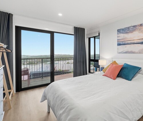 The Crows Nest – Elevated Coastal Escape with deck & ocean outlook