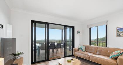 The Crows Nest – Elevated Coastal Escape with deck & ocean outlook