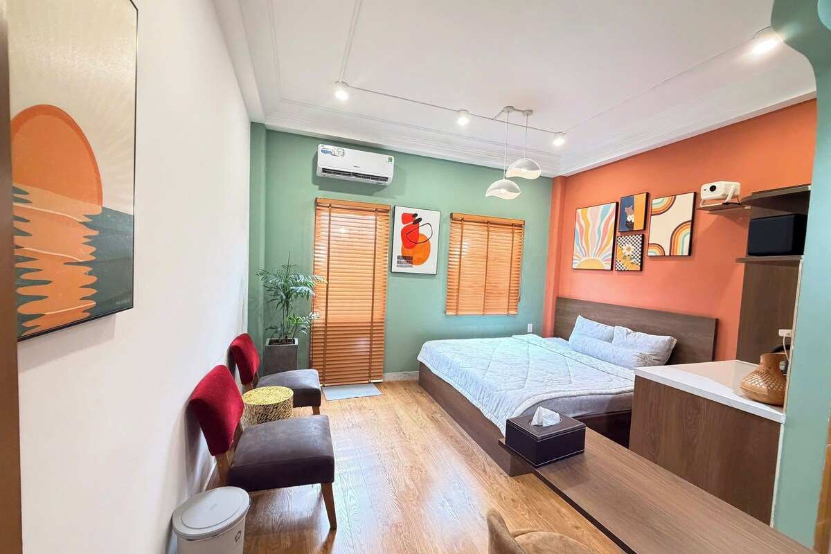 Escritorio, wifi gratis y ropa de cama 