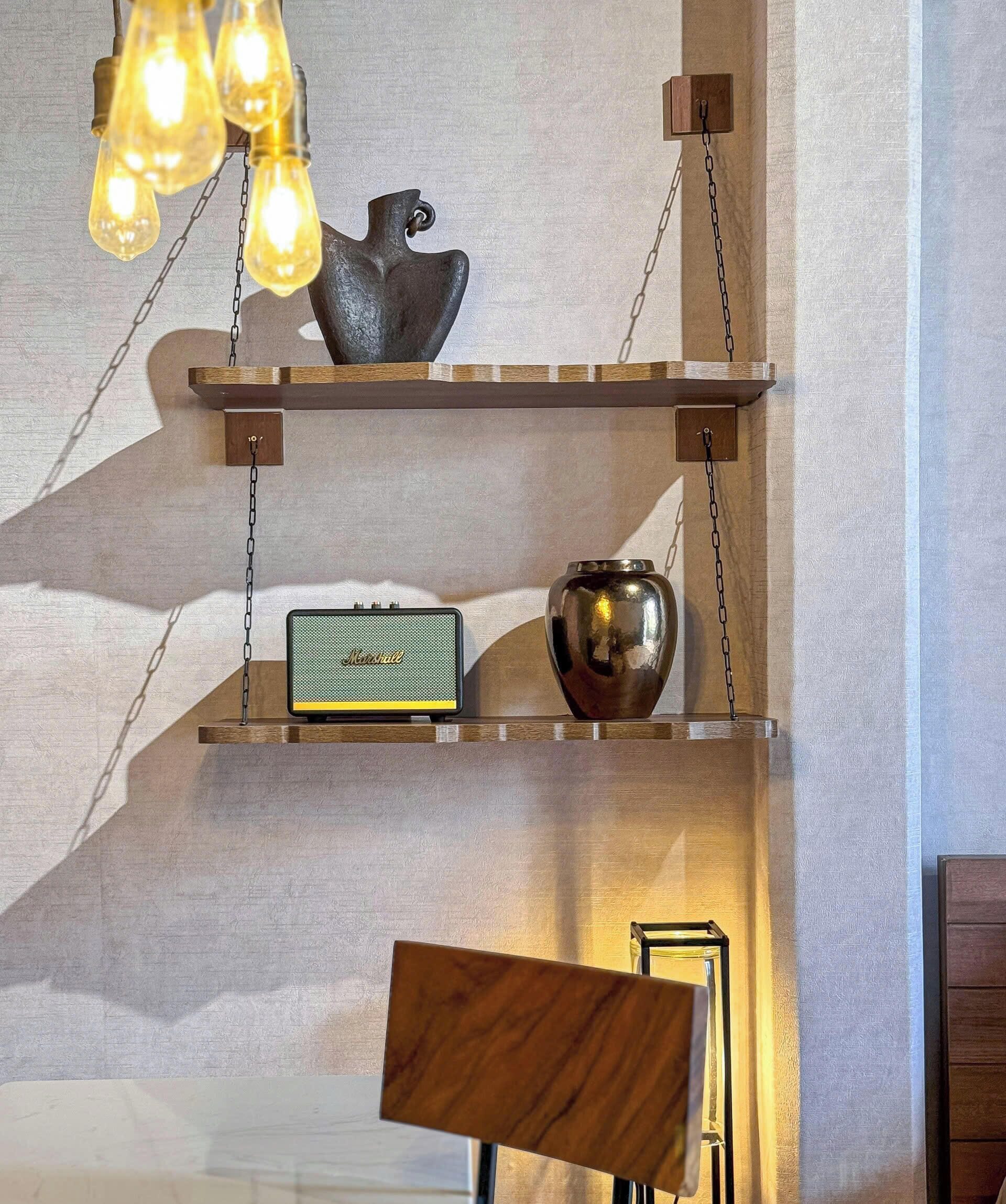 Una stanza con un mobile contenitore in legno, una radio d'epoca e un vaso decorativo.
