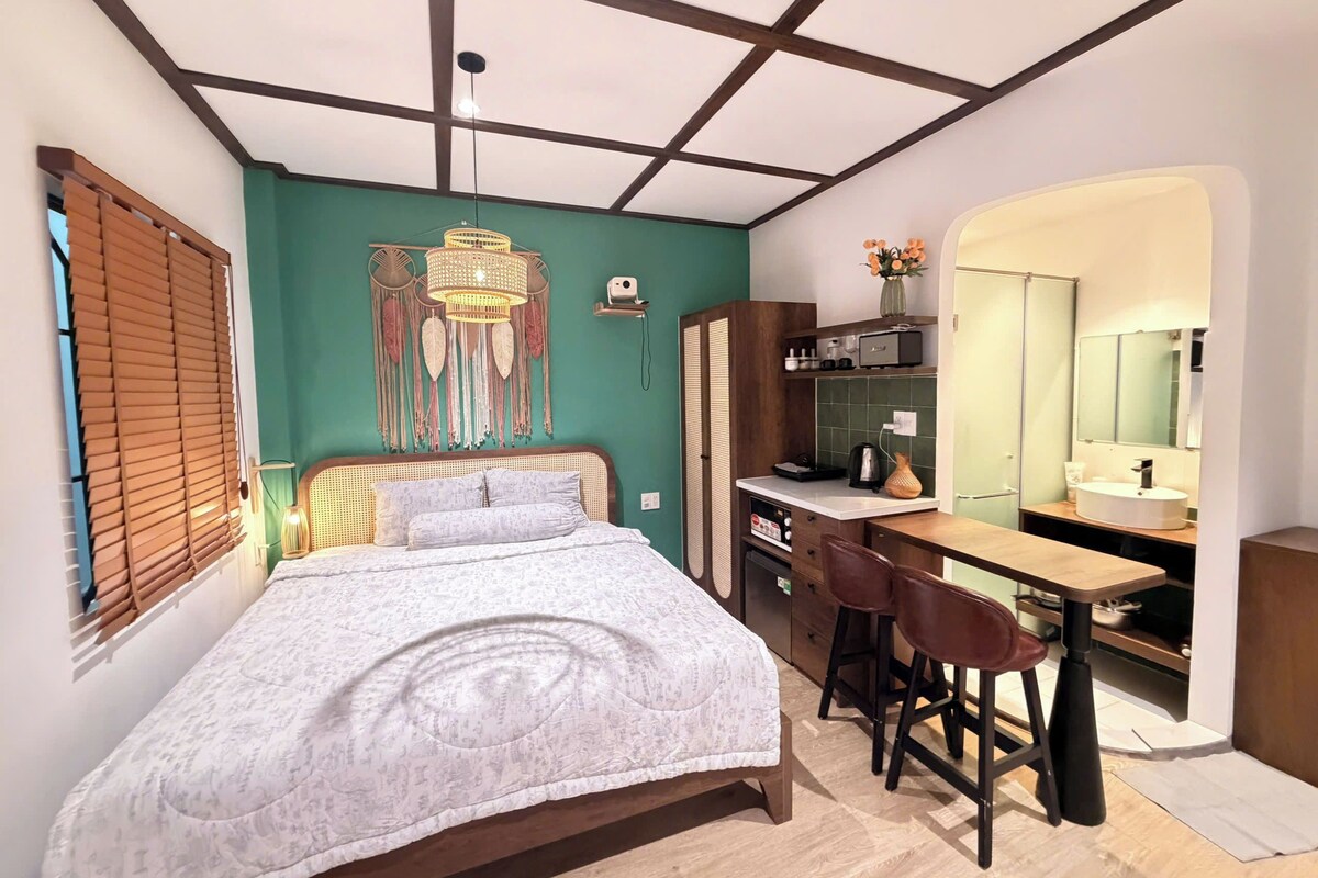 Escritorio, wifi gratis y ropa de cama 