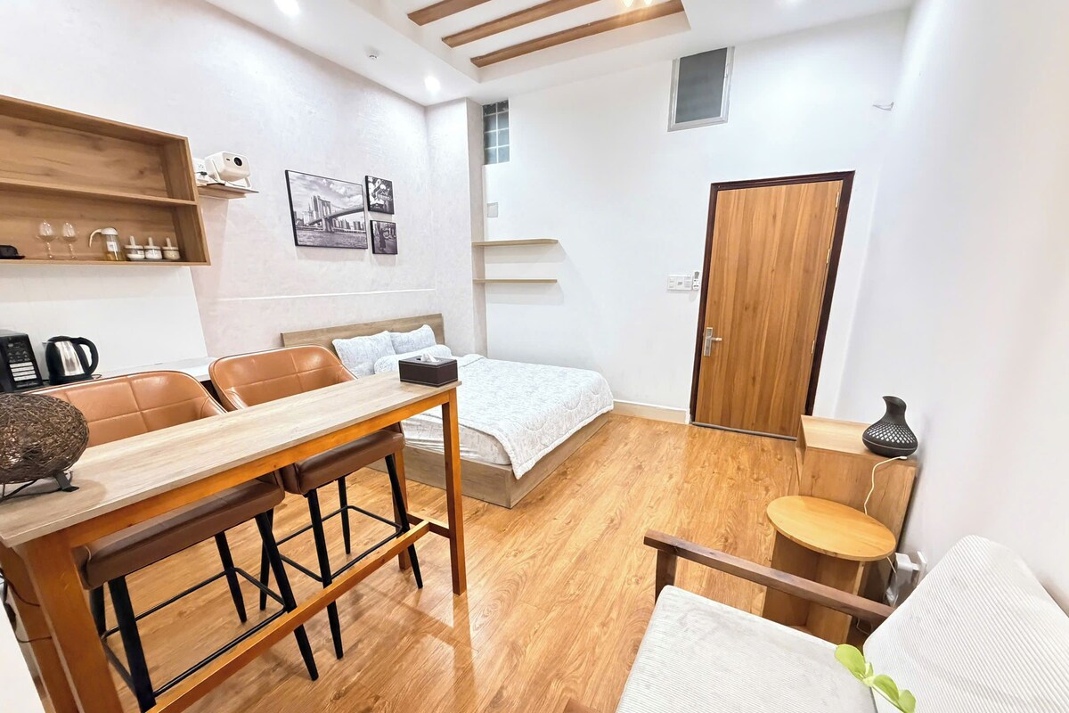 Escritorio, wifi gratis y ropa de cama 