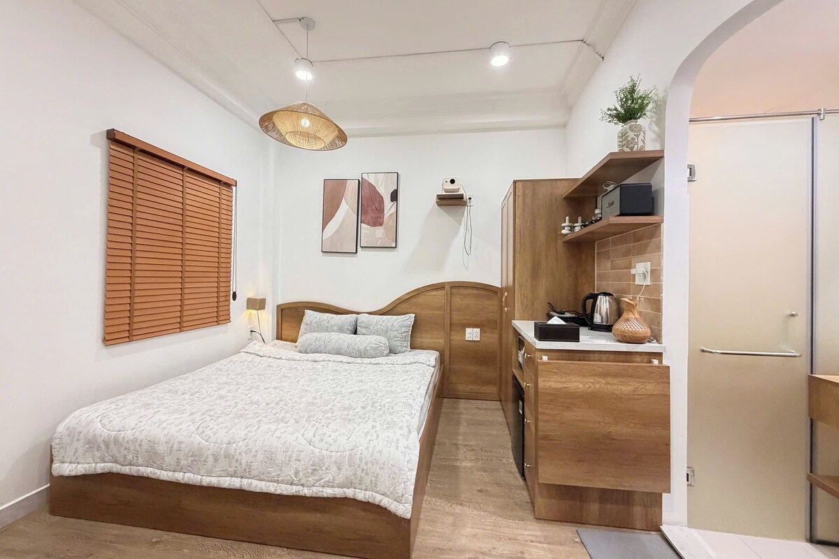 Escritorio, wifi gratis y ropa de cama 