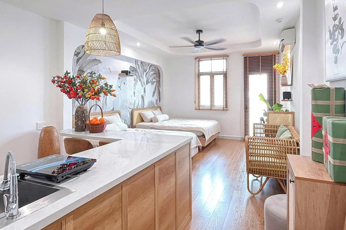 Una cocina moderna con encimera blanca, pileta integrada y ventilador de techo.