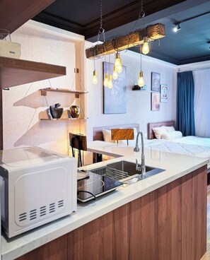 Familien-Studiosuite, Nichtraucher, Stadtblick | Eigene Küche | Mini-Kühlschrank, Mikrowelle, Herdplatte, Kochgeschirr/Geschirr/Besteck