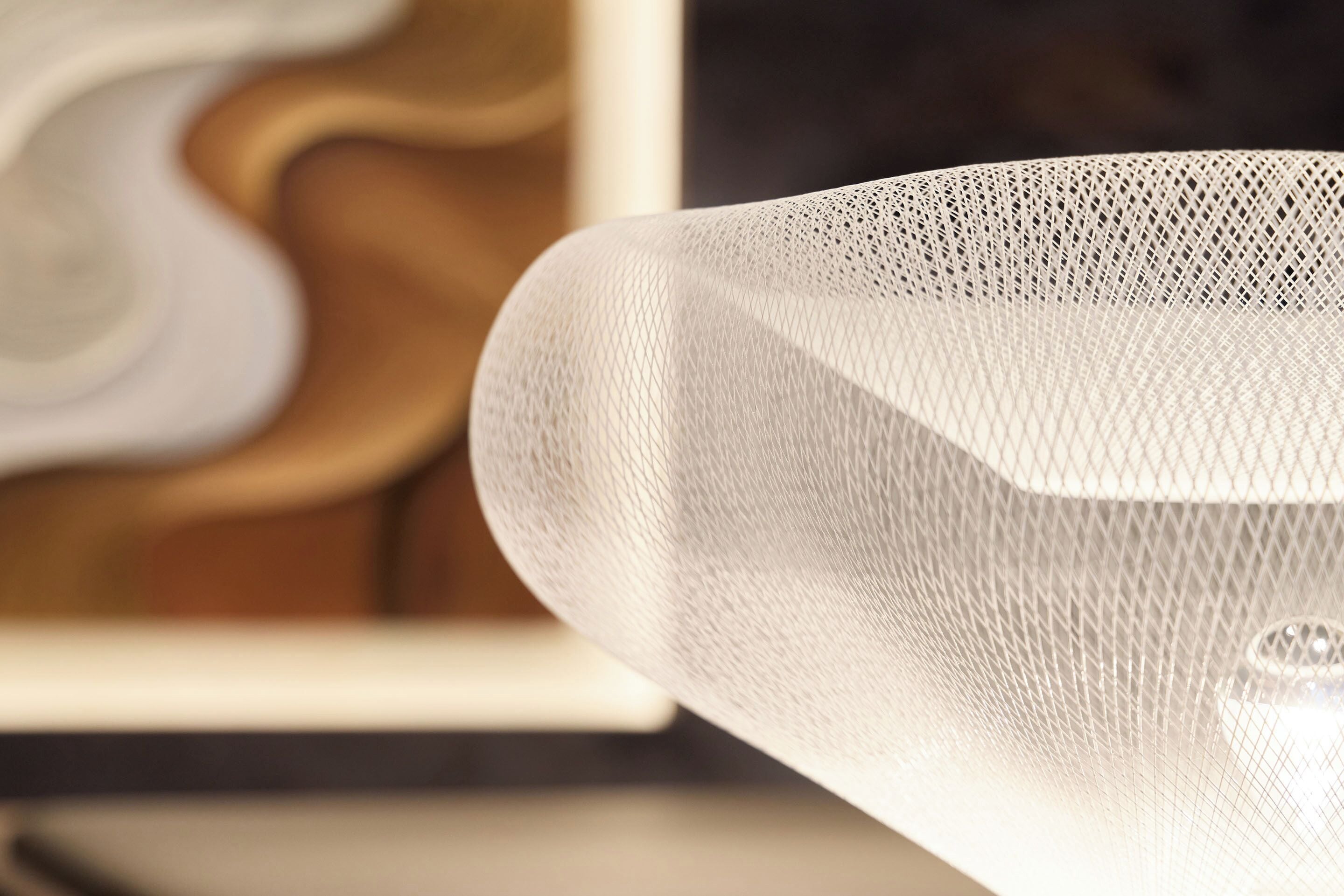 Um close-up de um objeto branco, texturizado e tecido, possivelmente um móvel ou item de decoração.