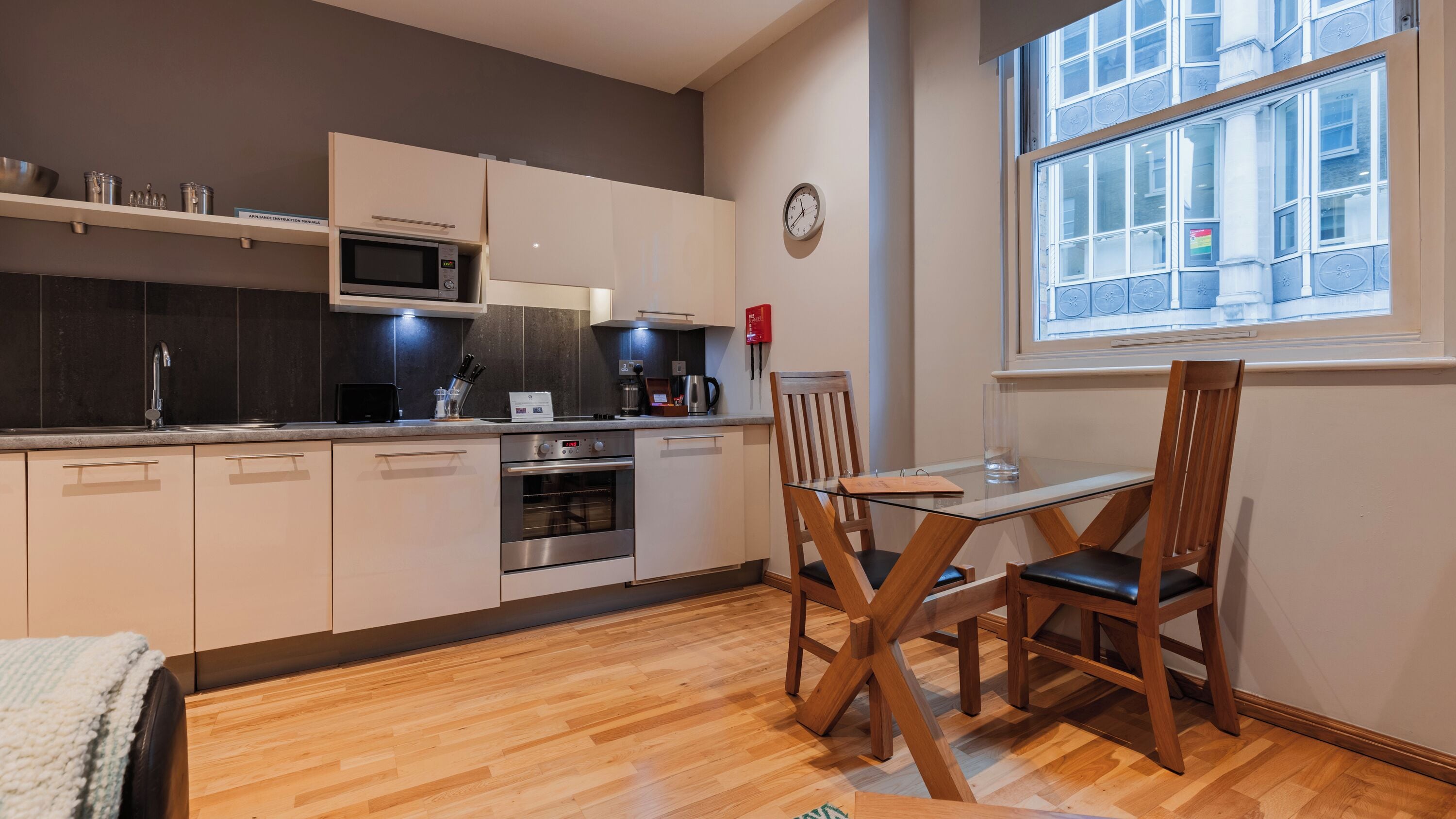 Deluxe Studio | Private kitchen | Mini-fridge, microwave, oven, stovetop