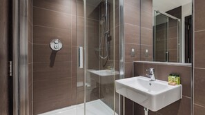 Máy sấy tóc, khăn tắm, xà phòng, dầu gội 
