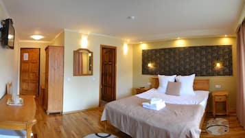 Quarto casal básico, sacada, vista para a montanha