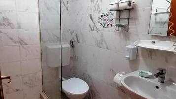 Chambre avec lits jumeaux, balcon, vue montagne | Salle de bain