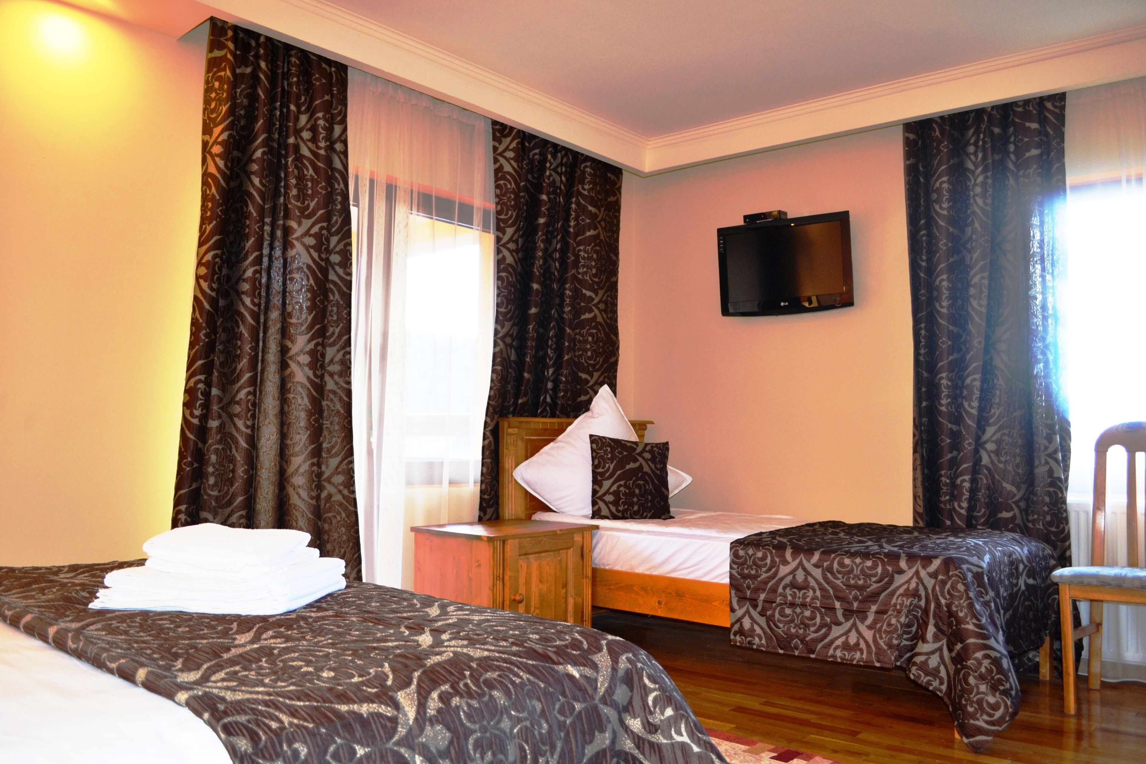 Basic tvåbäddsrum - balkong - utsikt mot bergen