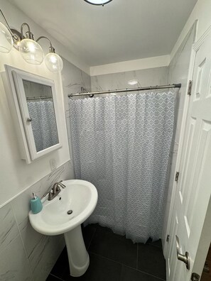 Luxury-Zimmer, 1 King-Bett, Nichtraucher, Klimaanlage | Badezimmer | Haartrockner, Handtücher, Seife, Shampoo