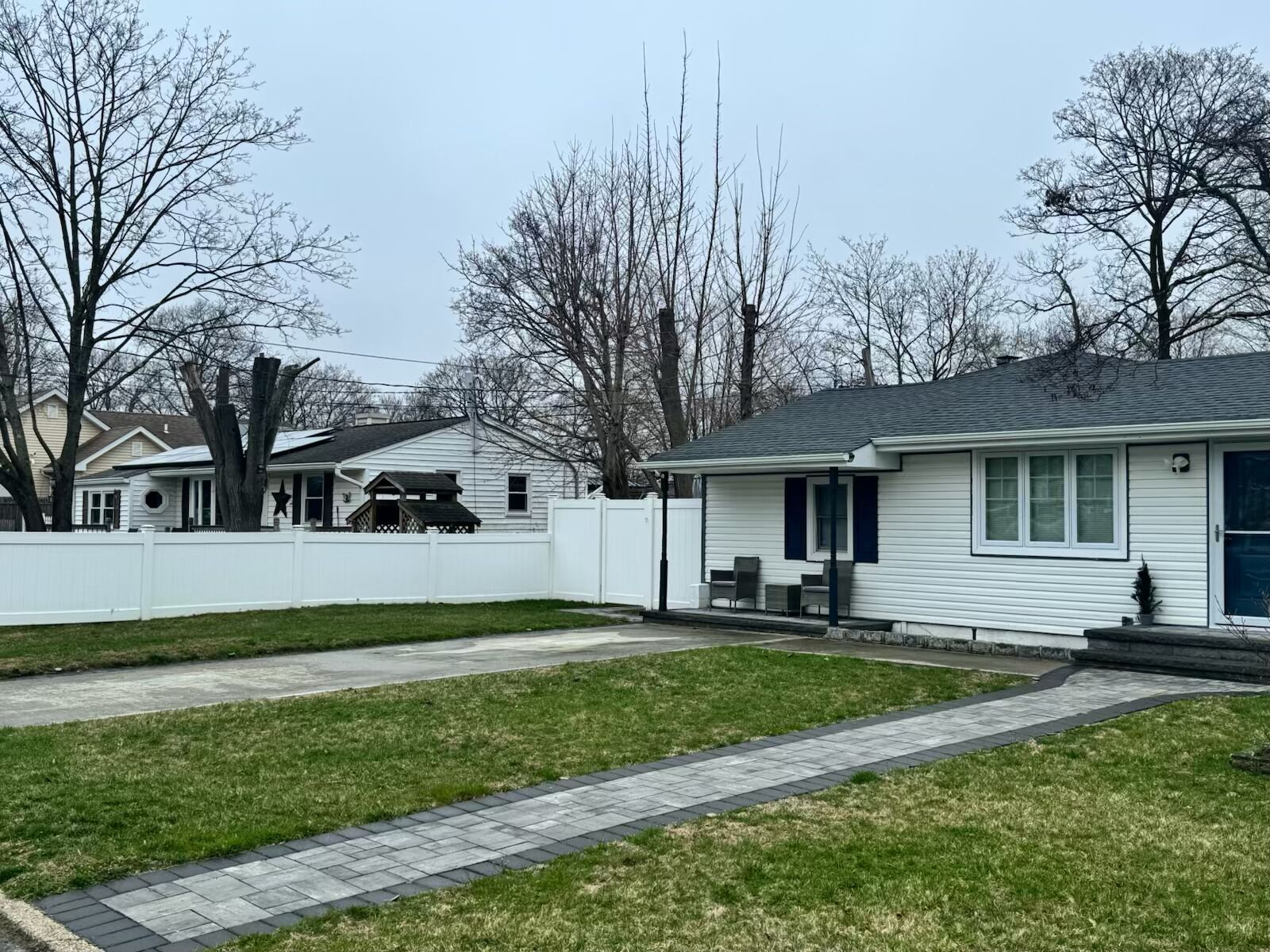 Vista frontal de la propiedad