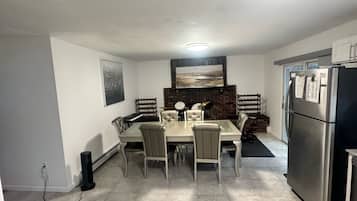 Chambre luxueuse, 1 très grand lit, non-fumeur, climatisation | Repas dans la chambre