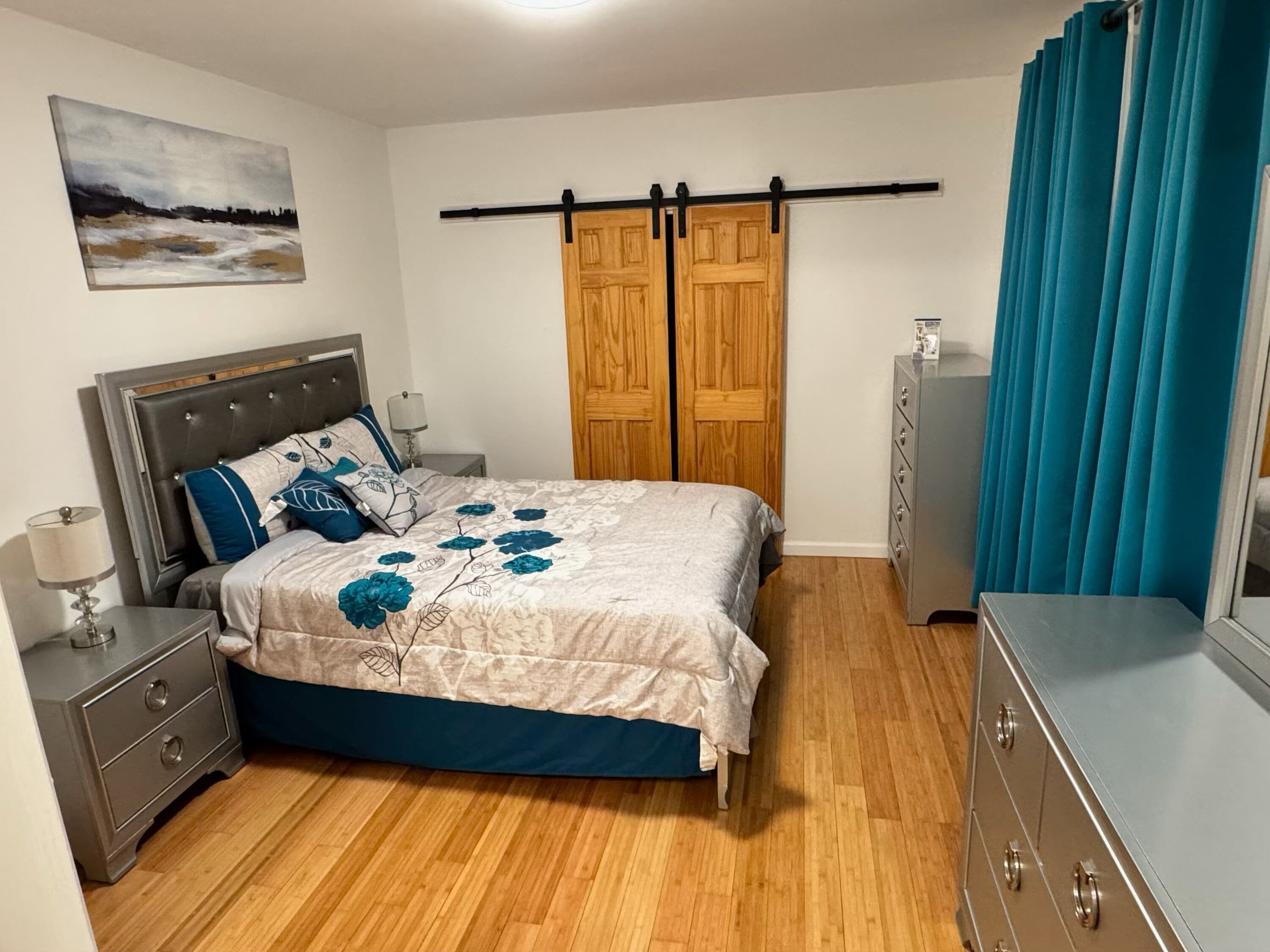 Camera Luxury, 1 letto king, non fumatori, aria condizionata | Copriletto in piuma, con arredamento individuale, ferro/asse da stiro