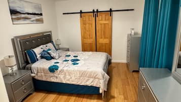 Camera Luxury, 1 letto king, non fumatori, aria condizionata | Copriletto in piuma, con arredamento individuale, ferro/asse da stiro