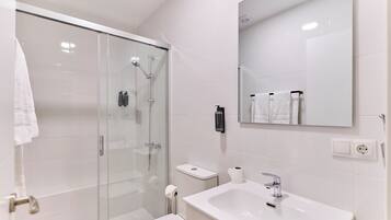 Studio | Badkamer | Een douche, een haardroger, handdoeken, zeep