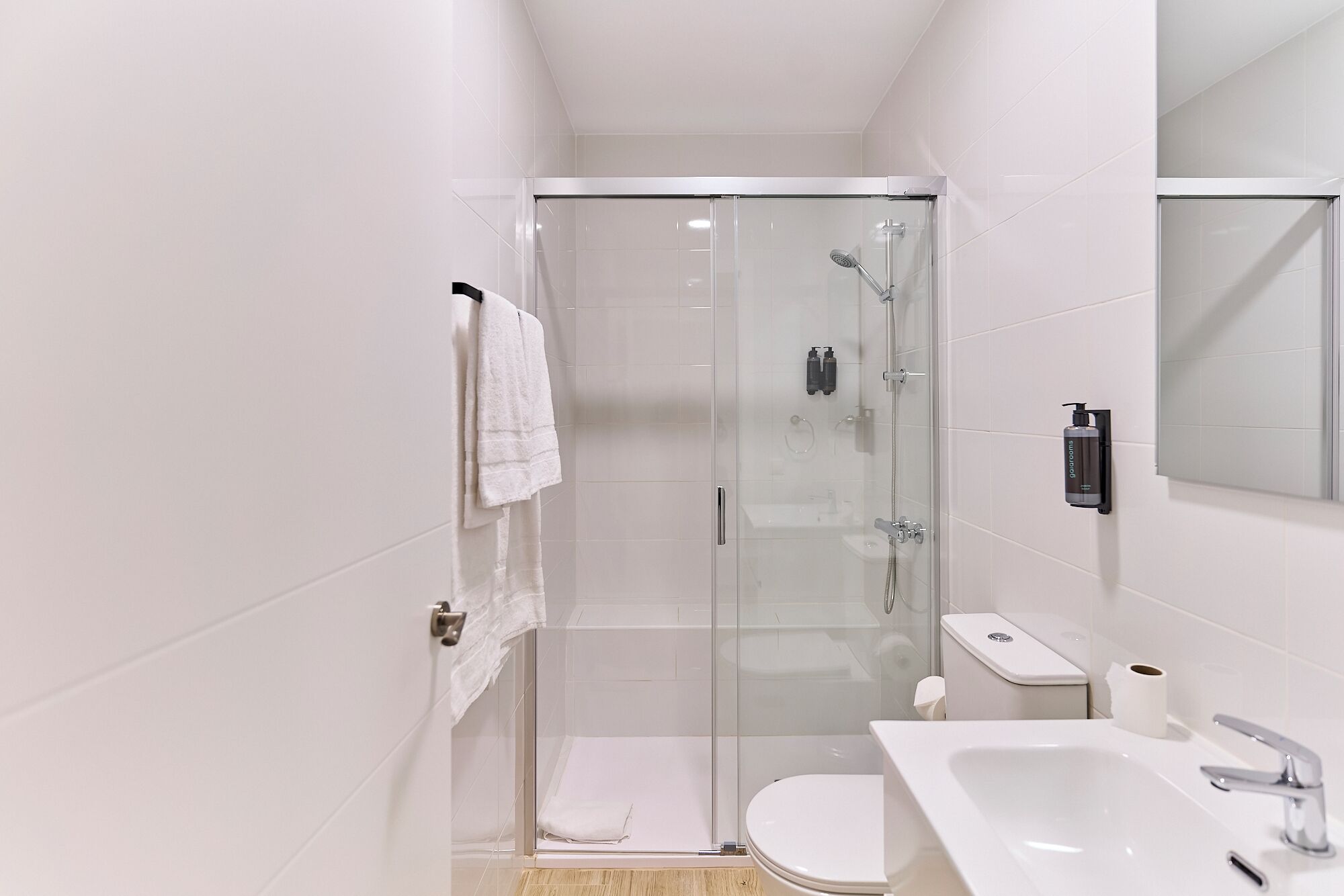 Studio | Badkamer | Een douche, een haardroger, handdoeken, zeep